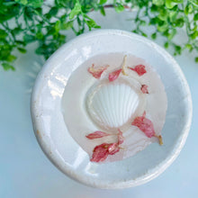 Load image into Gallery viewer, Island Aura wax melt melting and releasing petals